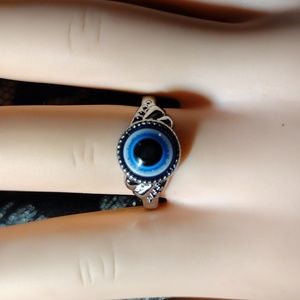 Size 6 silver alloy ring with a vintage devil's eye